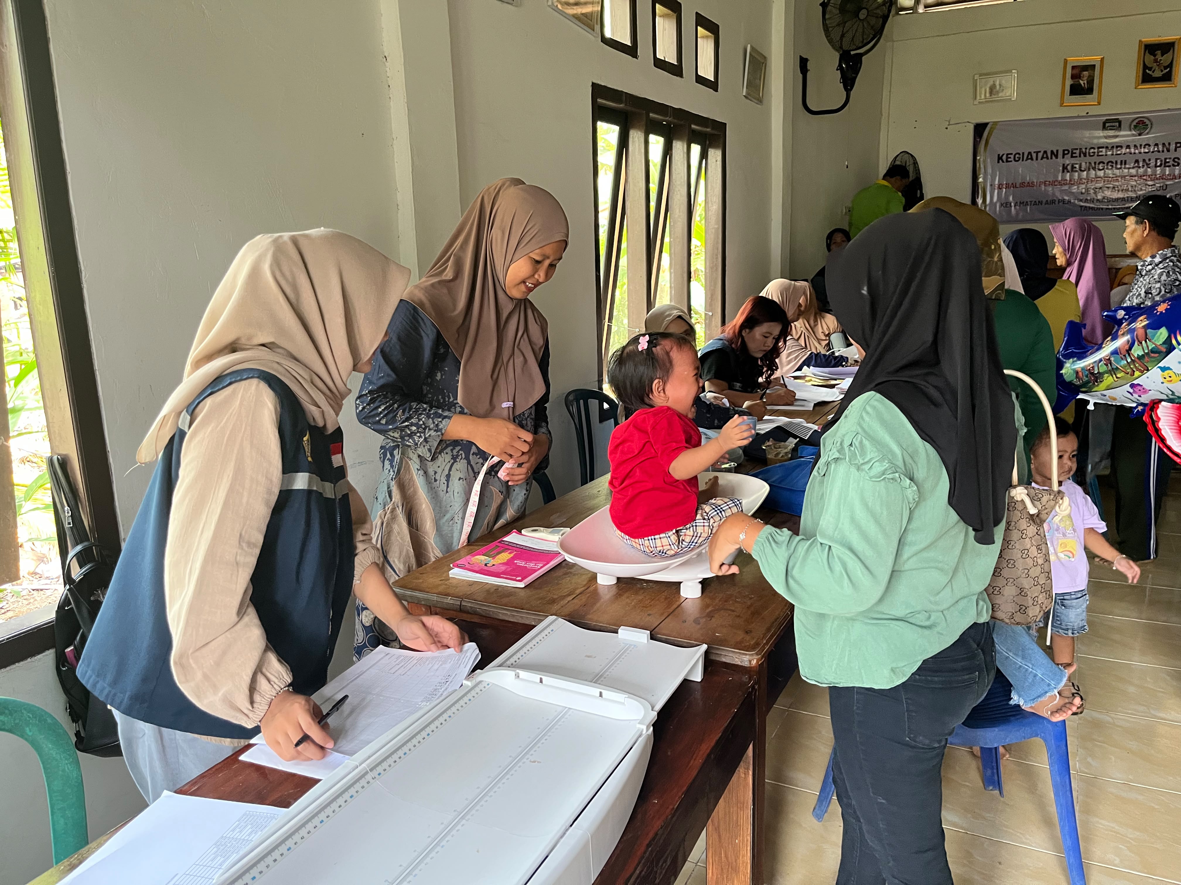 Pelaksanaan Posyandu Balita dan Lansia di Balai Desa Tawang Rejo