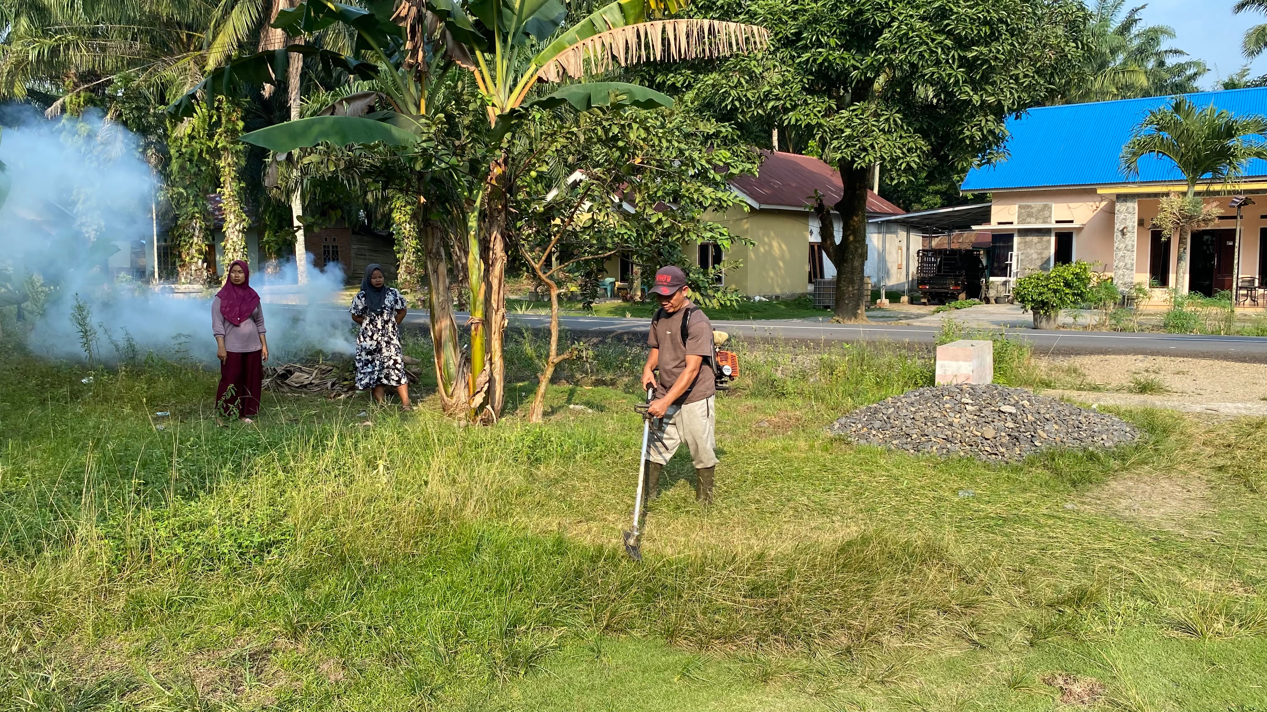 Mahasiswa KKN Kelompok 21 Bersama Perangkat Desa Gotong Royong Membersihkan Balai Desa